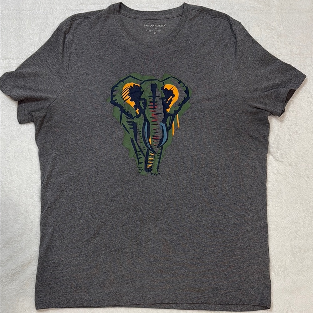 🐘Banana Republic Gray Short Sleeve Tee Elephant print